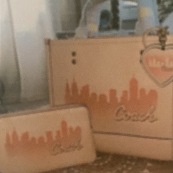 NWT Coach JLO Dempsey Tote 22” with NWT Coach JLO NYC  Wristlet & Bag Charm - Picture 5 of 17